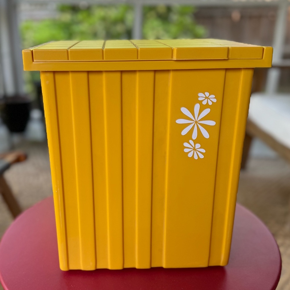 Vintage Fesco Lidded Trash Can Plastic hamper Harvest Yellow Gold Daisy Y-123
